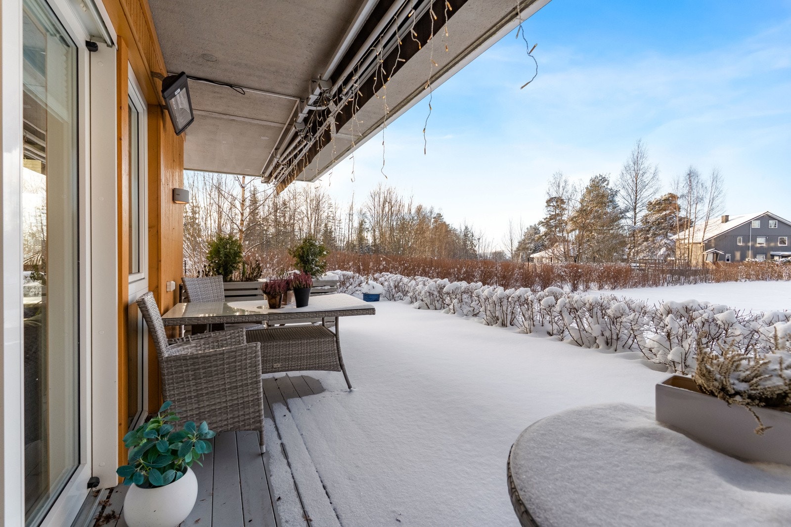 Leiligheten har en flott sydvestvendt markterrasse på hele 60 kvm. Galleribilde