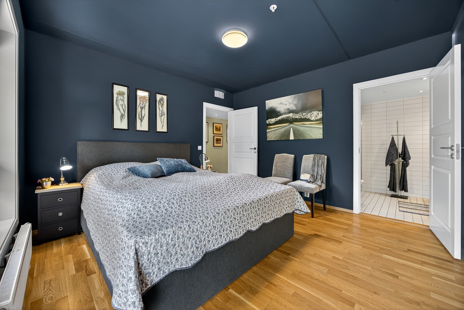 God plass til dobbeltseng med tilhørende nattbord på hver side, samt god lagringsplass i skyvedørsgarderobe. Direkte adkomst til bad i tilknytning til hovedsoverom. Galleribilde