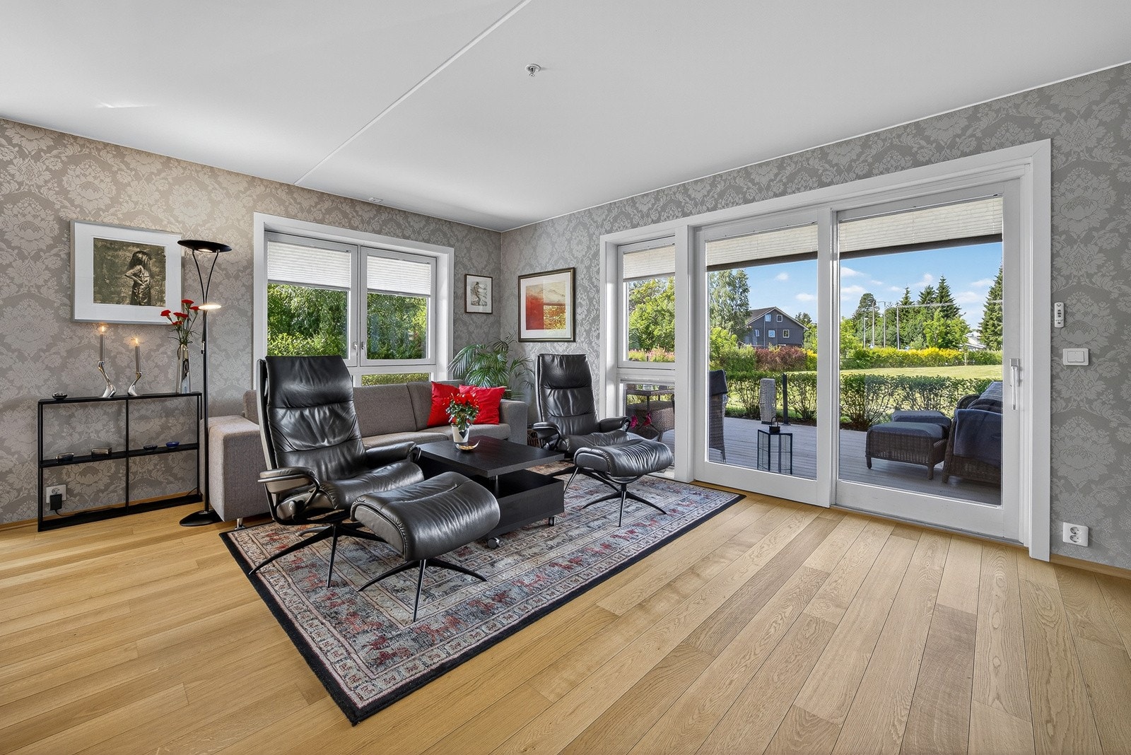 På gulvet er det lagt enstavs parkett som strekker seg sømløst inn i stue, kjøkken og gang. Galleribilde