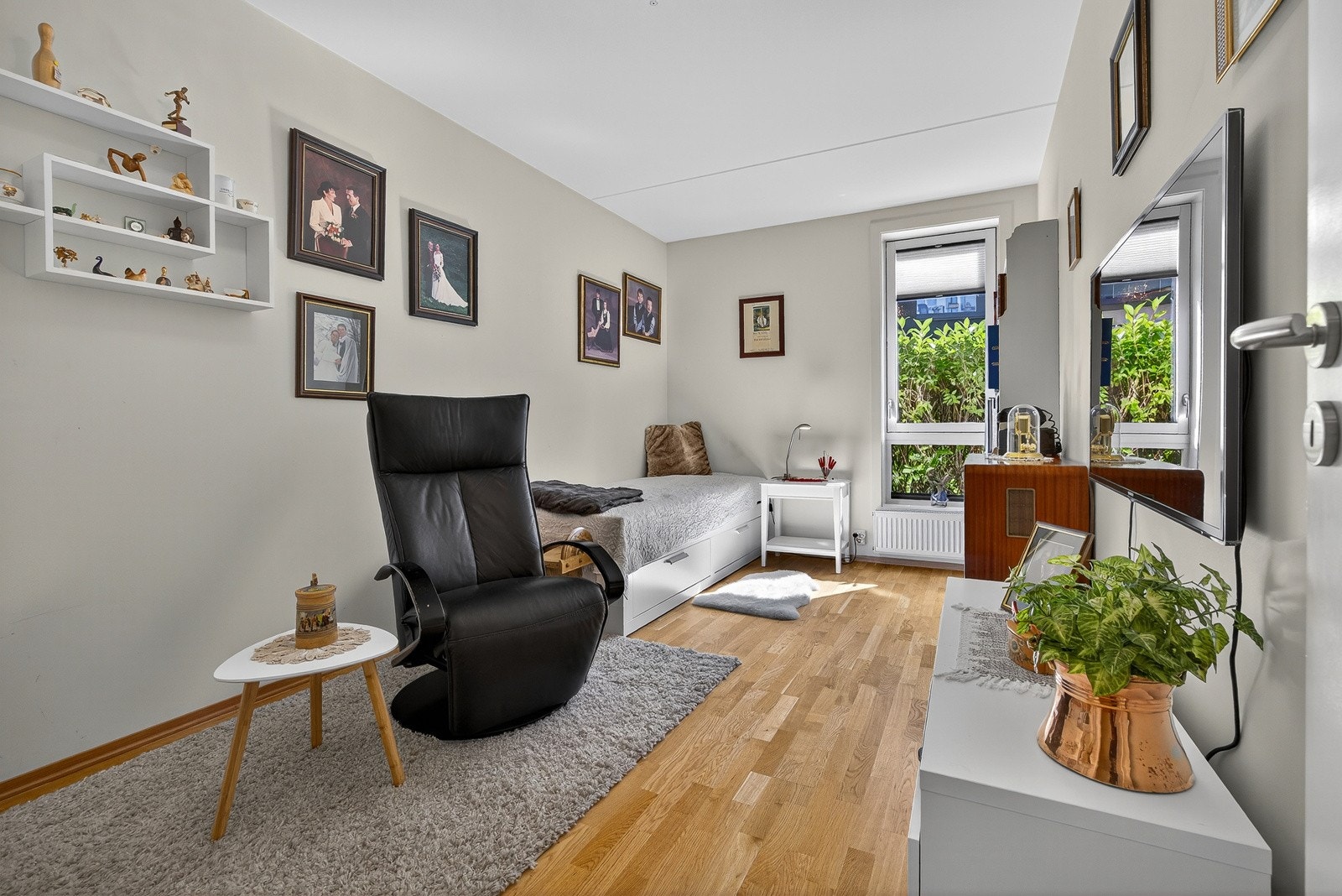 Soverom 2 har lysmalte slette overflater og trestavs parkett på gulv. Galleribilde