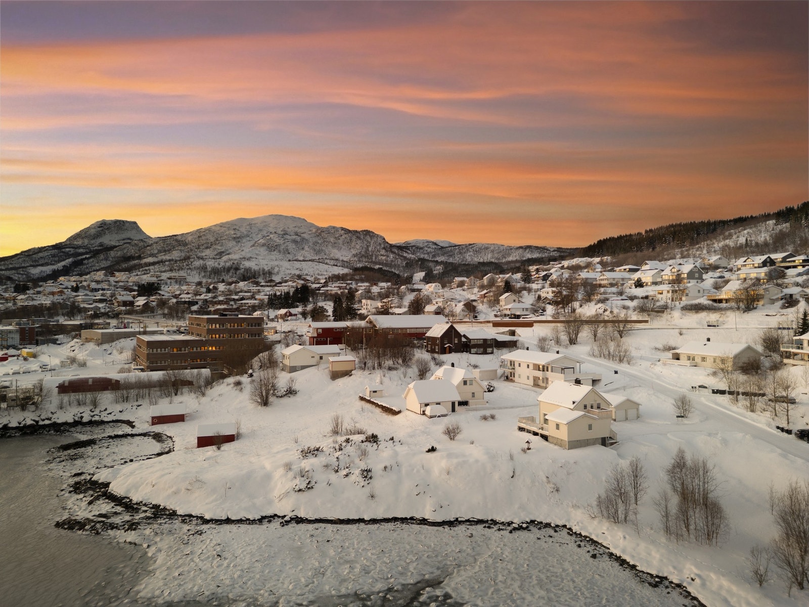 En sjelden mulighet til å skaffe deg enestående beliggenhet rett ved fjæra, og likevel kun 4 km unna sentrum Galleribilde