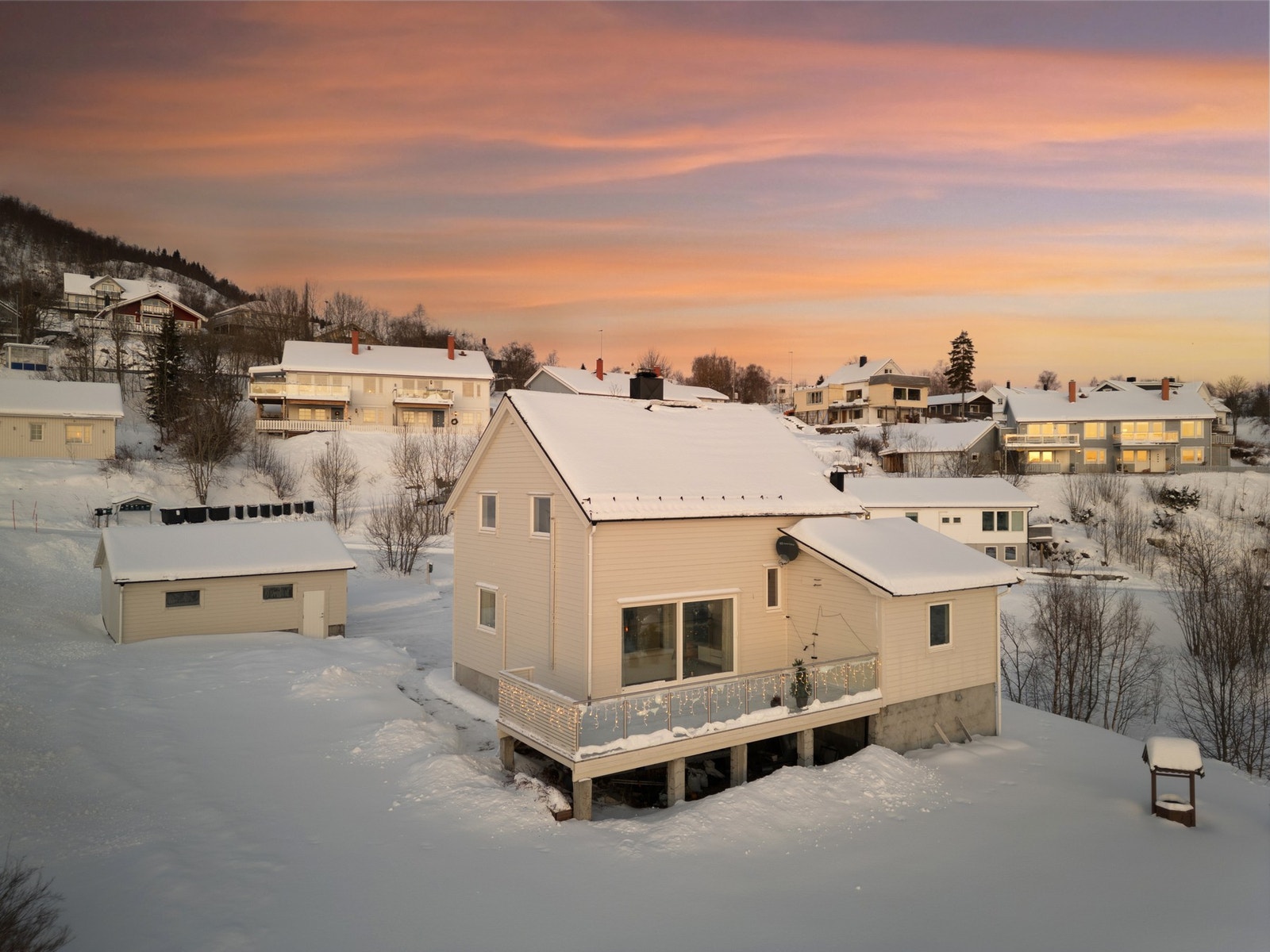 Eneboligen er oppgradert og romslig over tre plan med hele 5 soverom og god lagringskapasitet med bodarealer i kjelleren Galleribilde