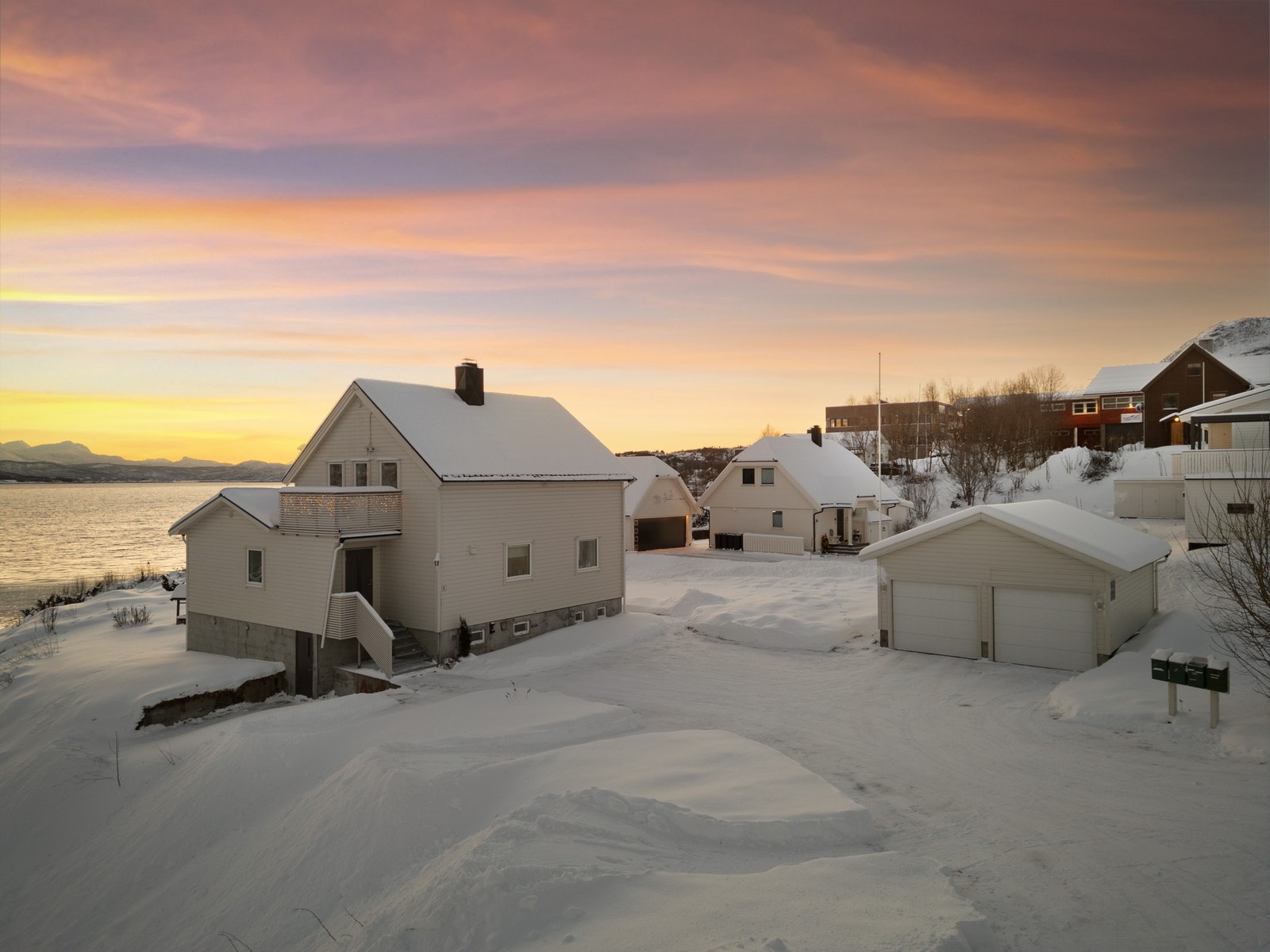 EIE eiendomsmegling v/Runar Bjørkelund har gleden av å presentere Nesseveien 10! Foto: Martynas Milkevicius/Cinematic Photography Galleribilde