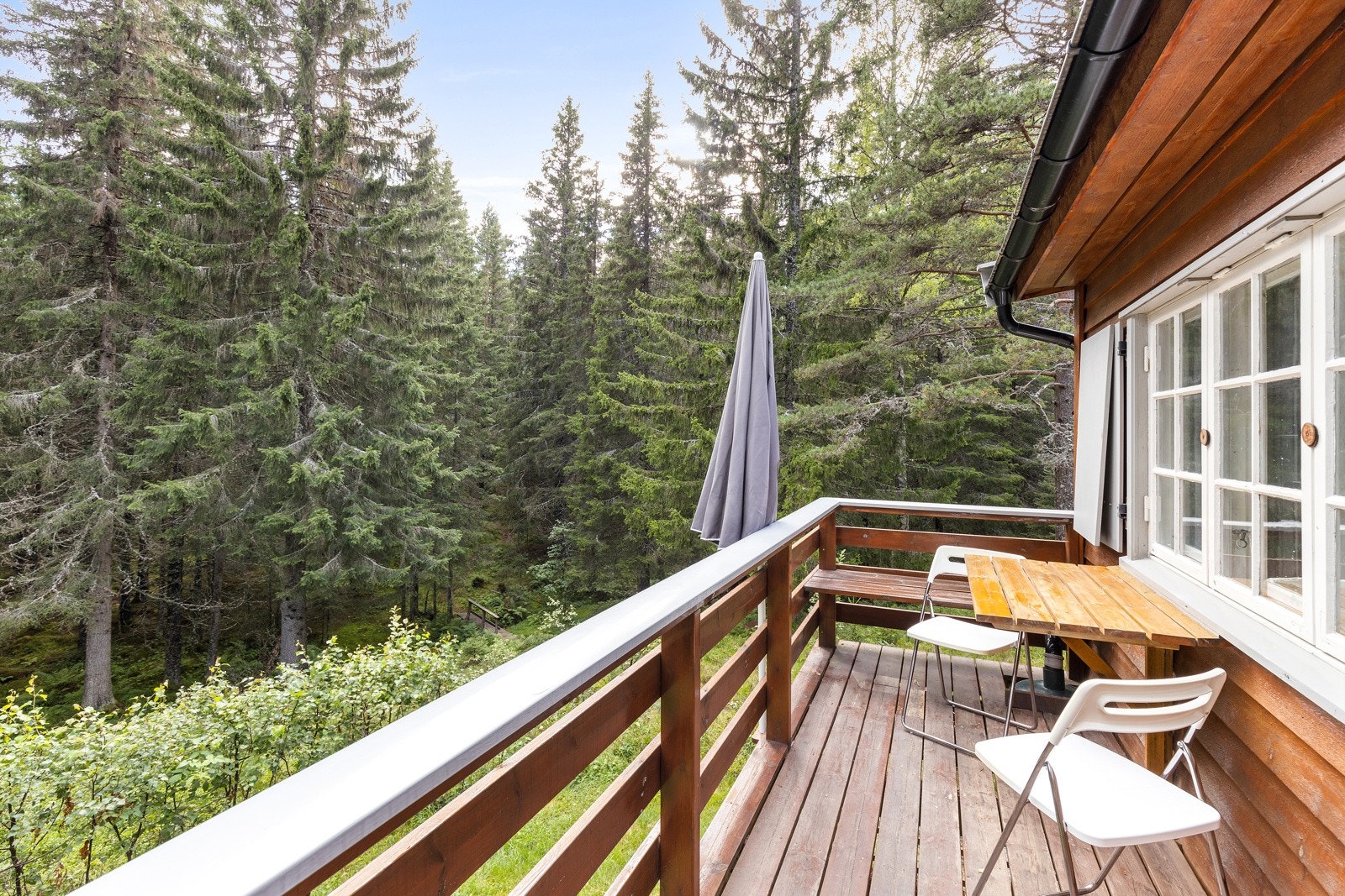 På terrassen kan man nyte en kopp kaffe i solen. Galleribilde