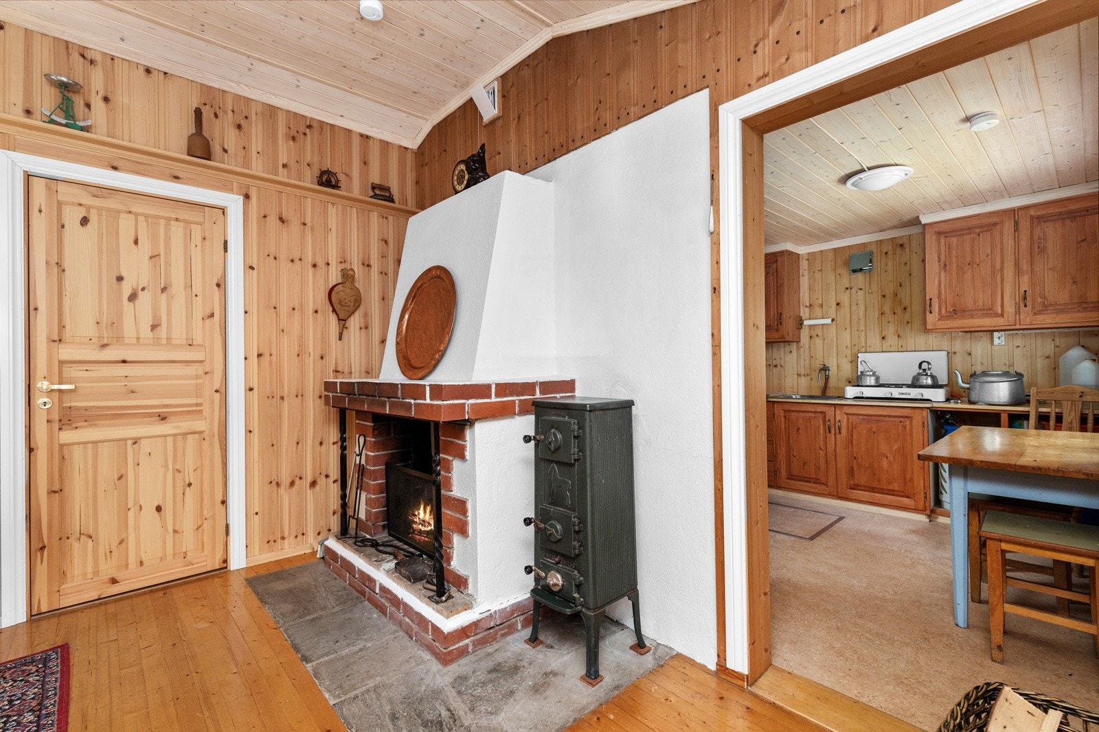 Her er det både åpen peis for hygge og en lukket ovn for effektivitet. Galleribilde