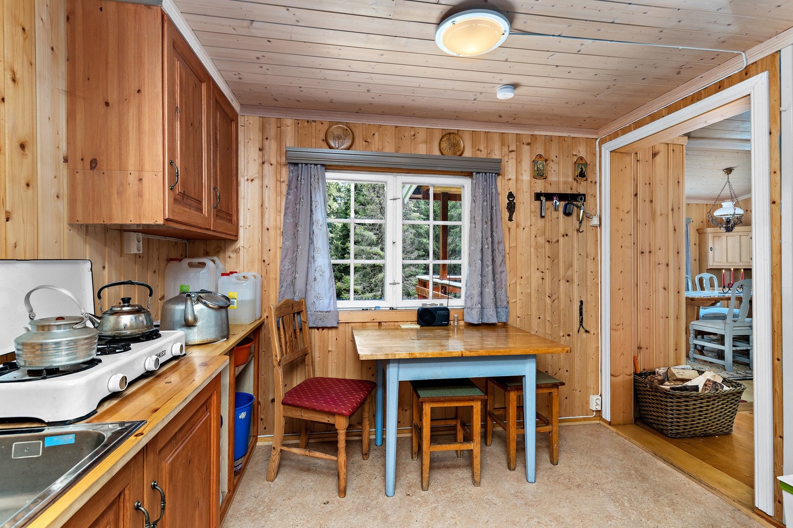 God plass til å nyte for eksempel frokosten med utsikt til skogen. Galleribilde