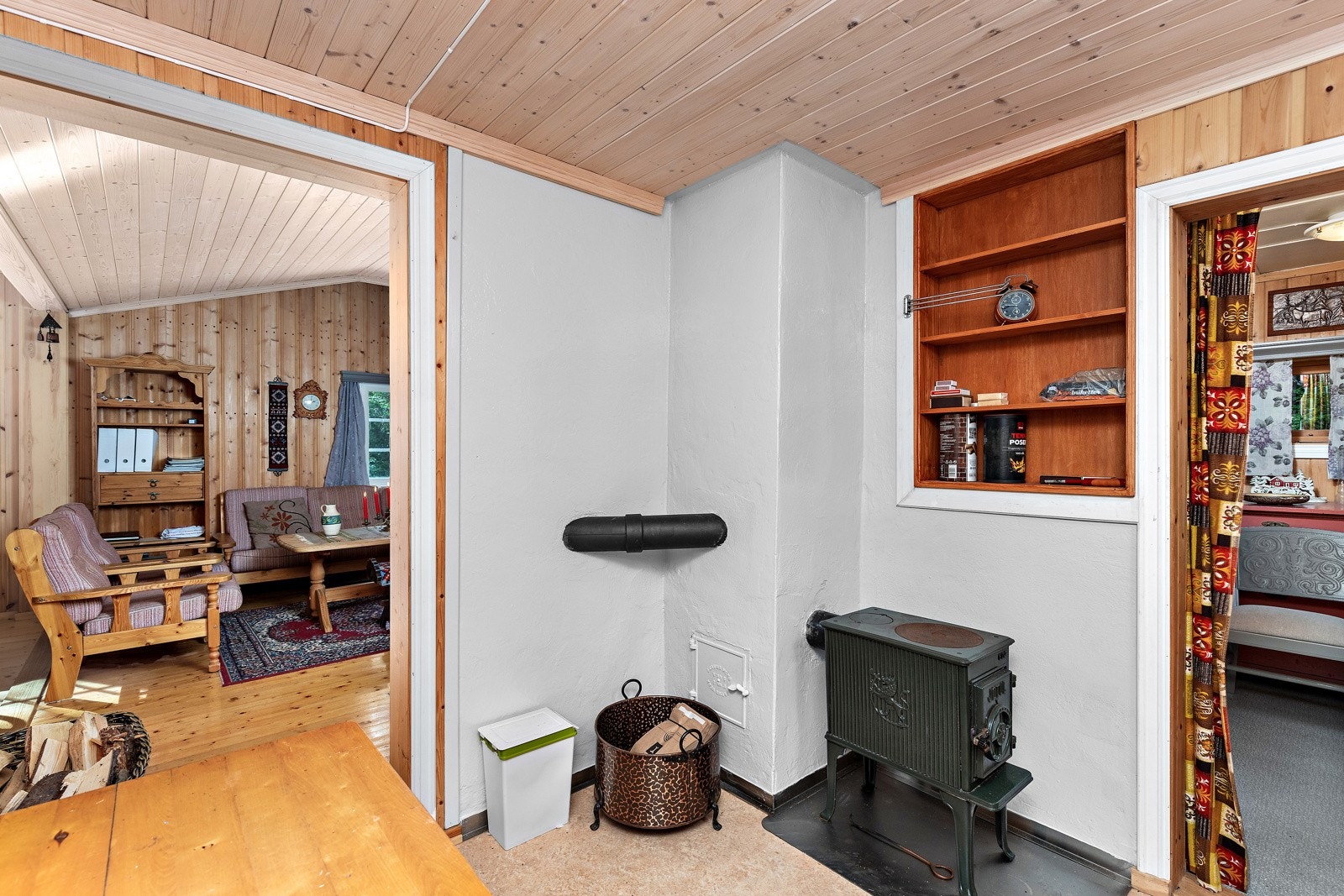 Praktisk peis på kjøkkenet som varmer godt. Galleribilde