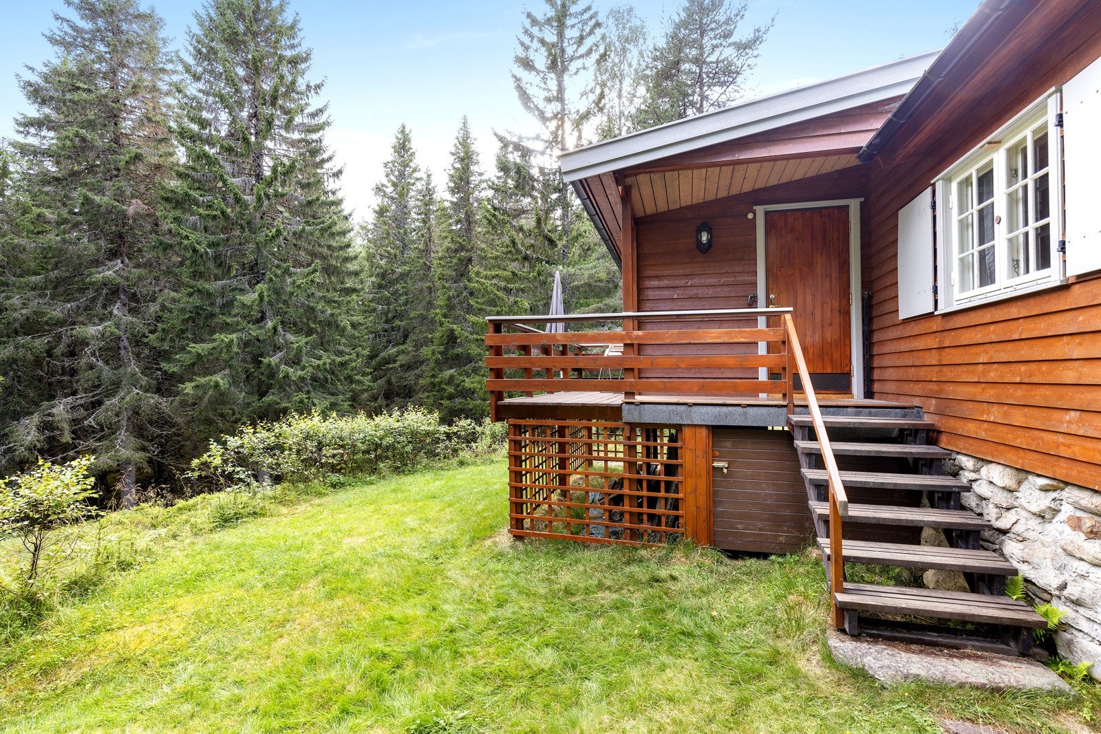 Hytta ligger for seg selv i skogen og har usjenert beliggenhet. Galleribilde