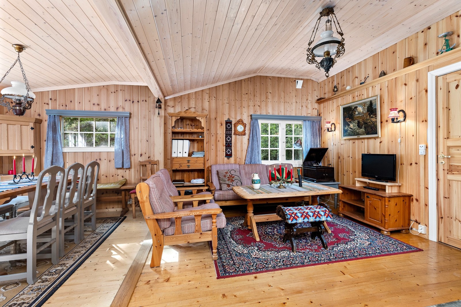 Romslig og hyggelig stuekrok med vinylspiller som setter stemningen. Spilleren medfølger. Galleribilde