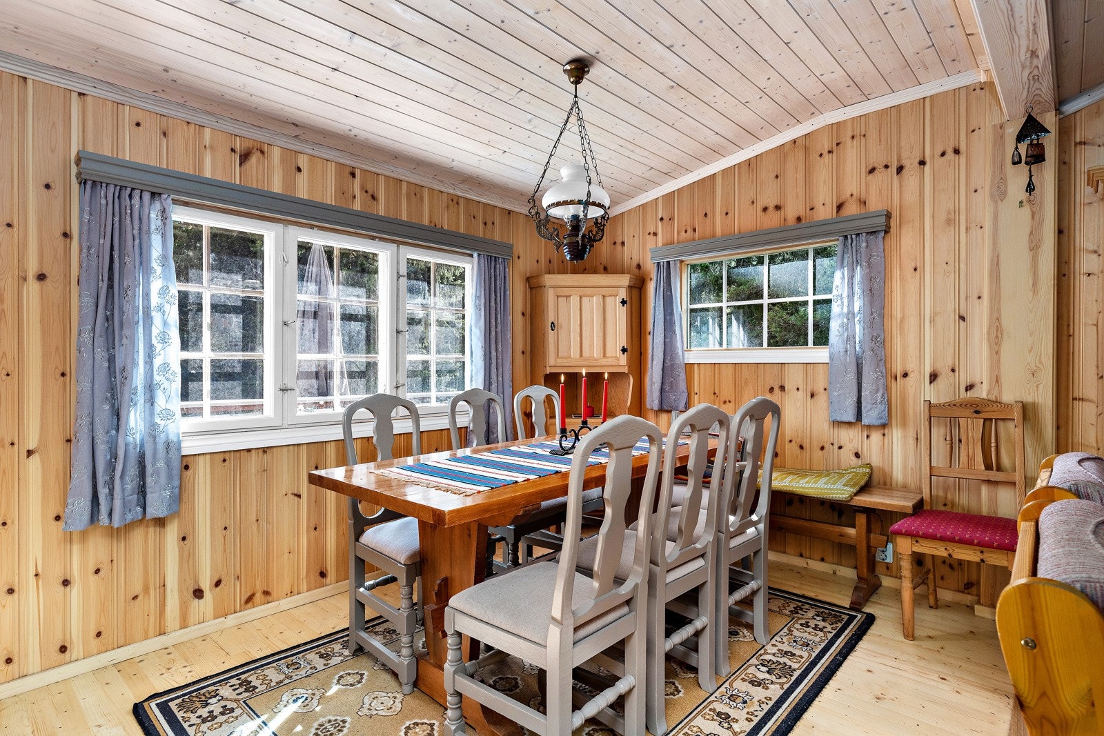 Spisestua er bygget på i senere tid og gir hytta en ekstra romslig følelse. Galleribilde