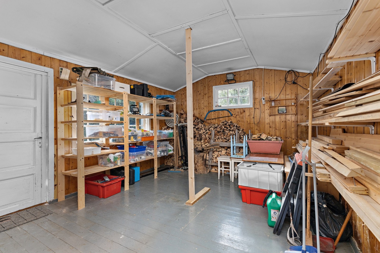 Godt med lagringsplass innvendig i uthuset. Galleribilde