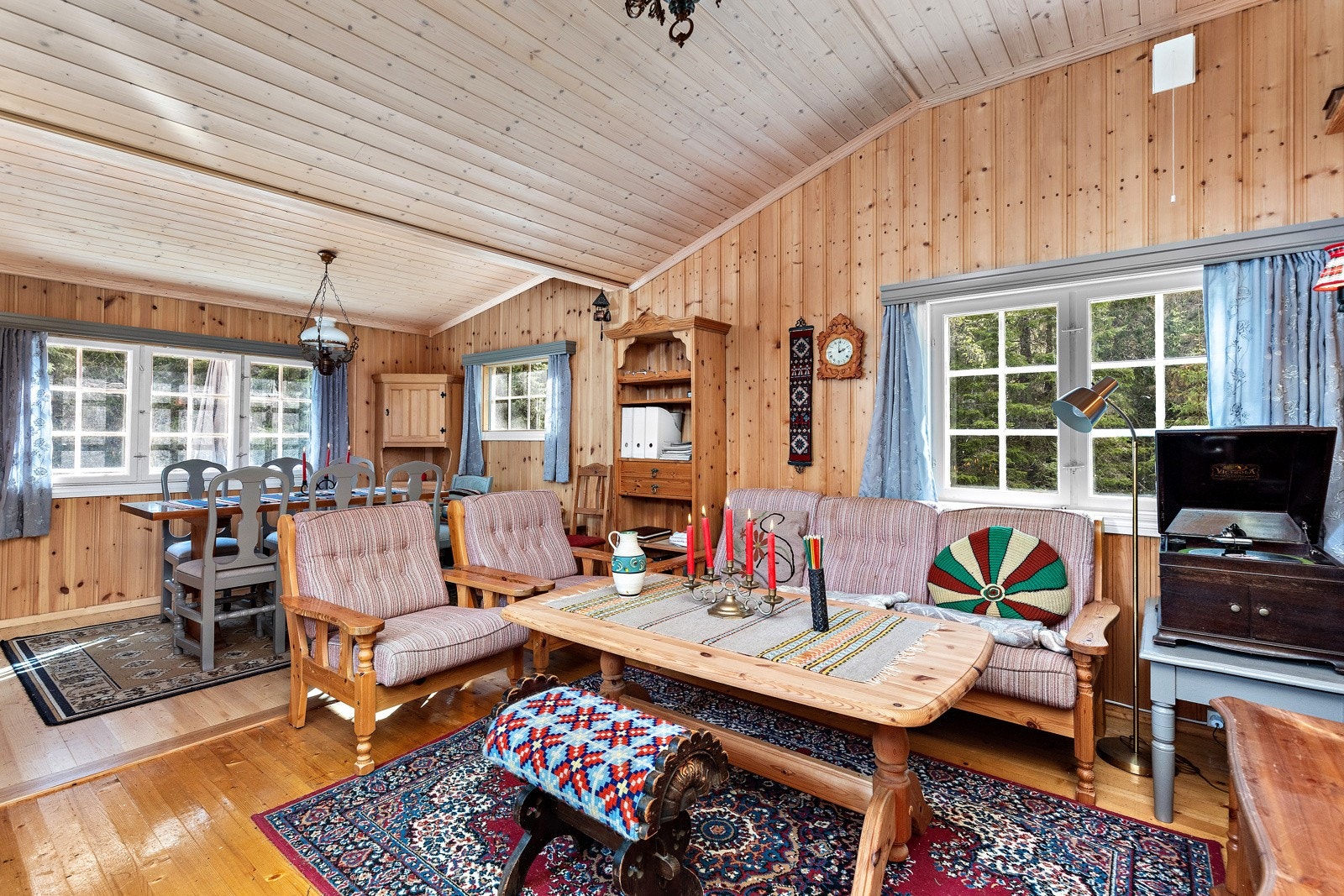 Romslig stue/spisestue med god plass til godt selskap. Galleribilde