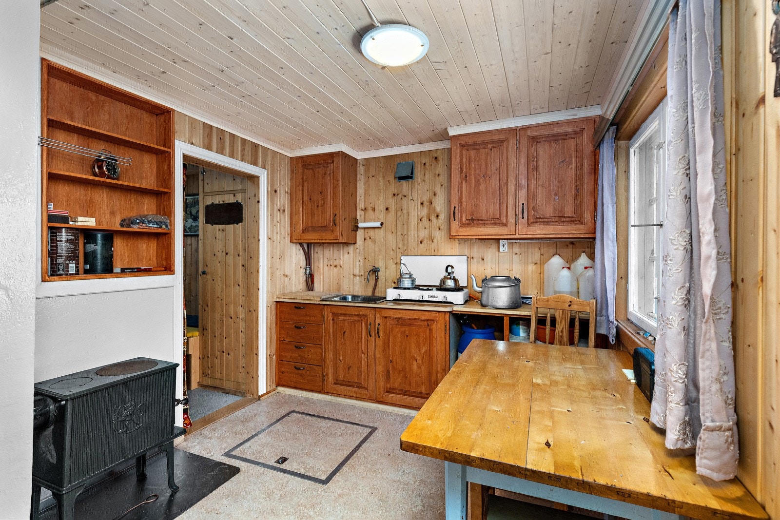 Kjøkken med nyere innredning og innlagt sommervann fra tank på loftet. Galleribilde