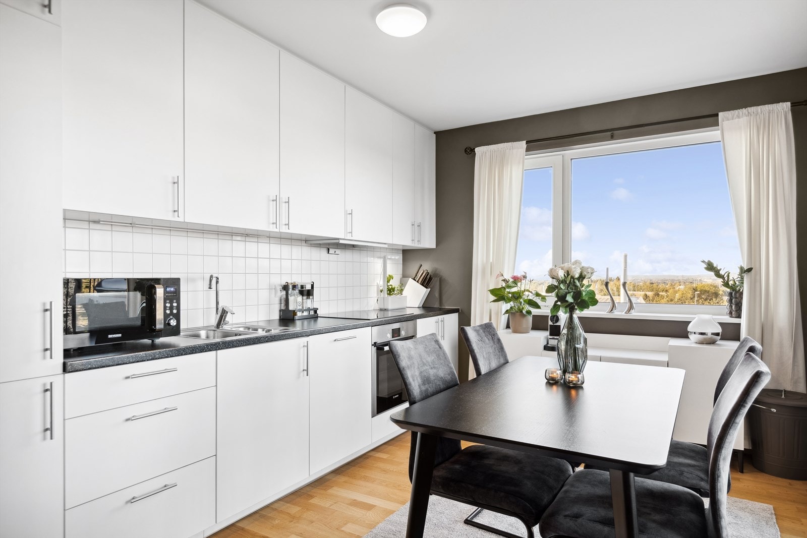 Kjøkkenet inneholder integrerte hvitevarer, herunder stekeovn, induksjonstopp, oppvaskmaskin og kombiskap som medfører salget. Galleribilde