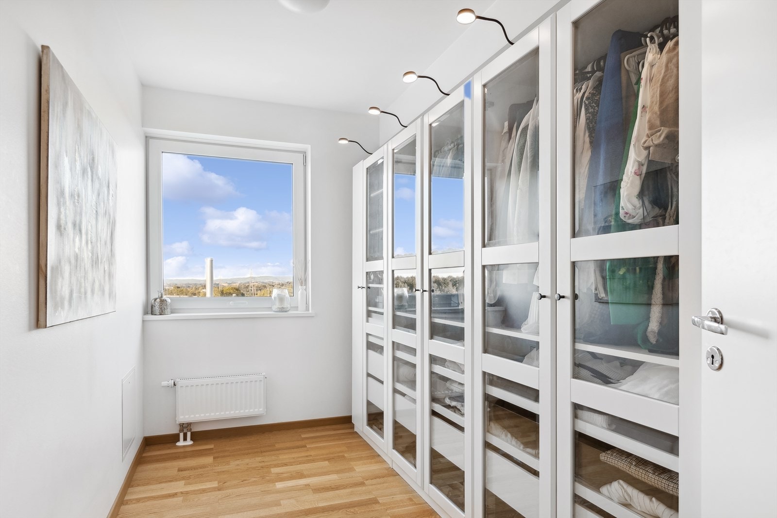 Soverom nr 2 blir benyttet som walk-in-closet per dags dato. Rommet er godkjent som soverom. Galleribilde