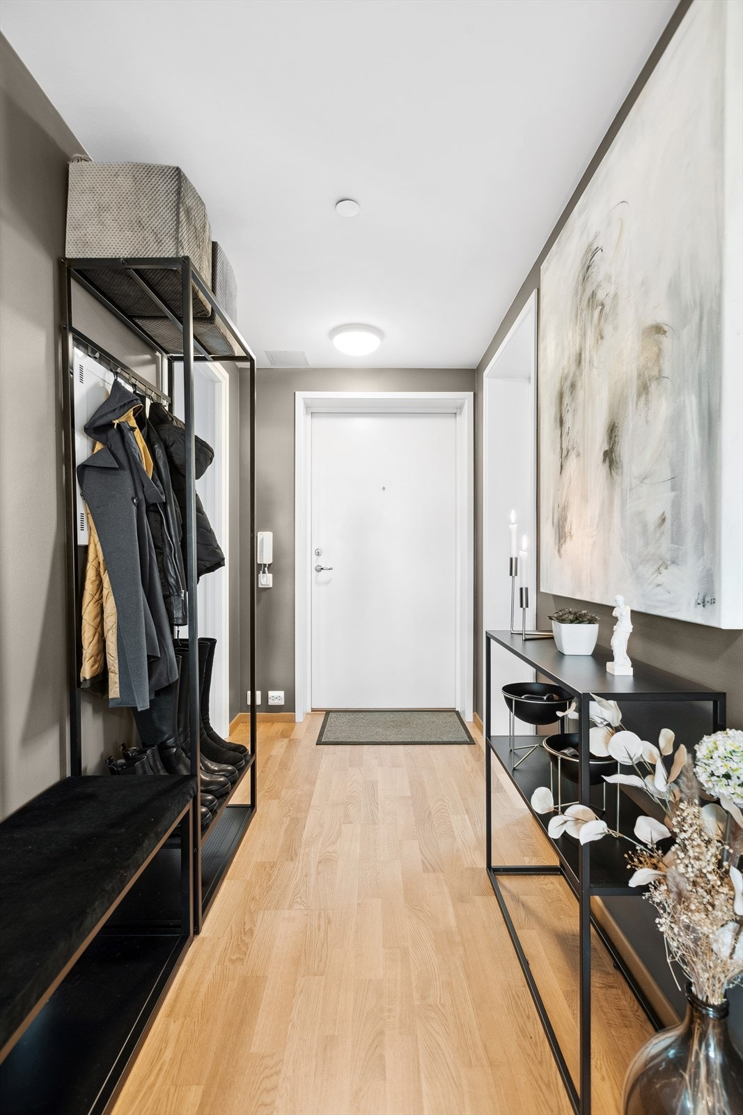 Leiligheten har en innbydende entré med plass til å oppbevare yttertøy. Galleribilde
