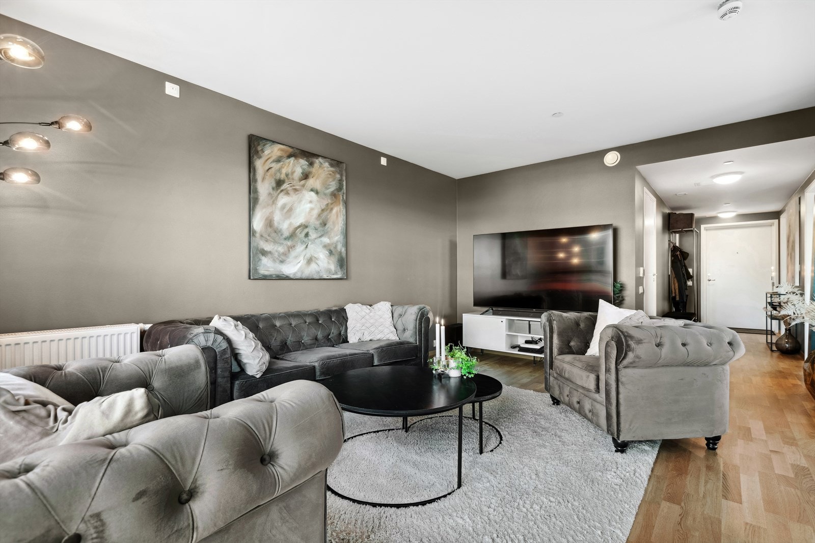 Odelsvegen 10 - Flytt rett inn i en moderne hjørneleilighet i toppetasjen fra 2018. Balkong og fransk balkong med kveldssol. Galleribilde