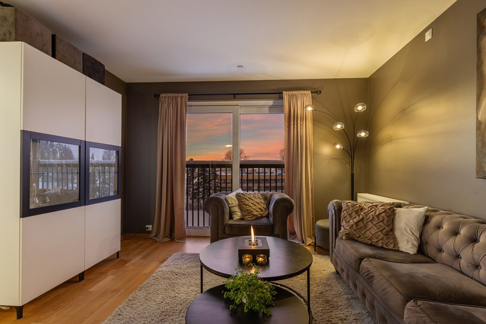 Leiligheten har perfekte fargevalg på overflater som skaper en avslappende atmosfære. Galleribilde