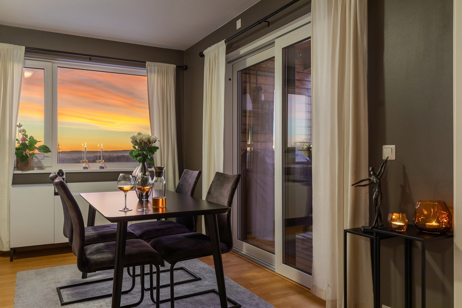 Utsikten fra spisestuen er like nydelig på kveldstid som på dagstid. Galleribilde