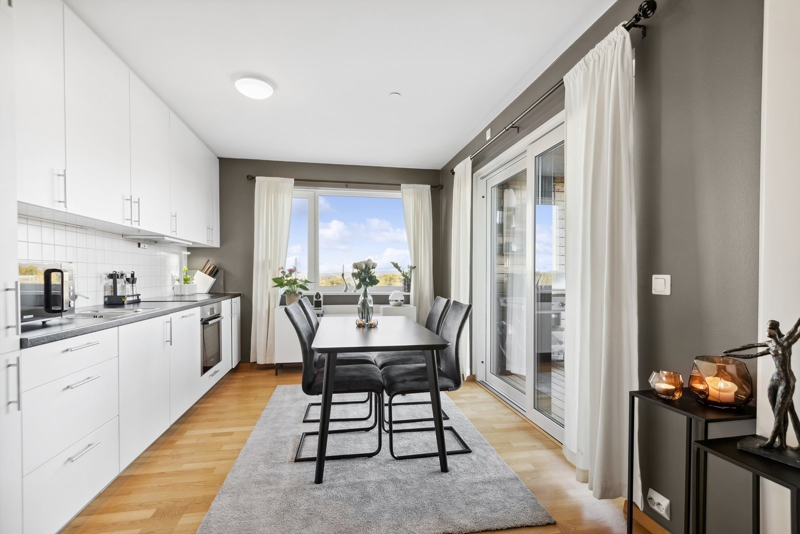 I spisestuen er det god plass til å invitere familie og/venner på middag. Galleribilde