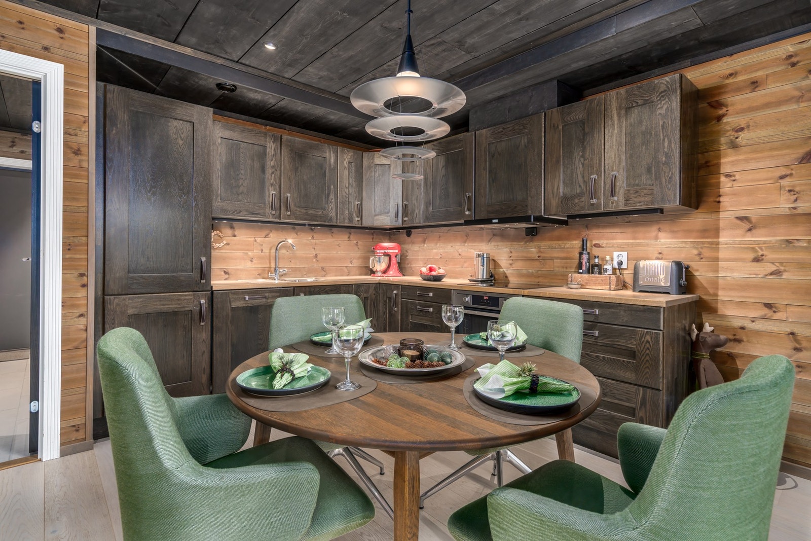 Plass til spisebord ved kjøkkenet, som er laget og levert av Hemsedal Møbler. Galleribilde