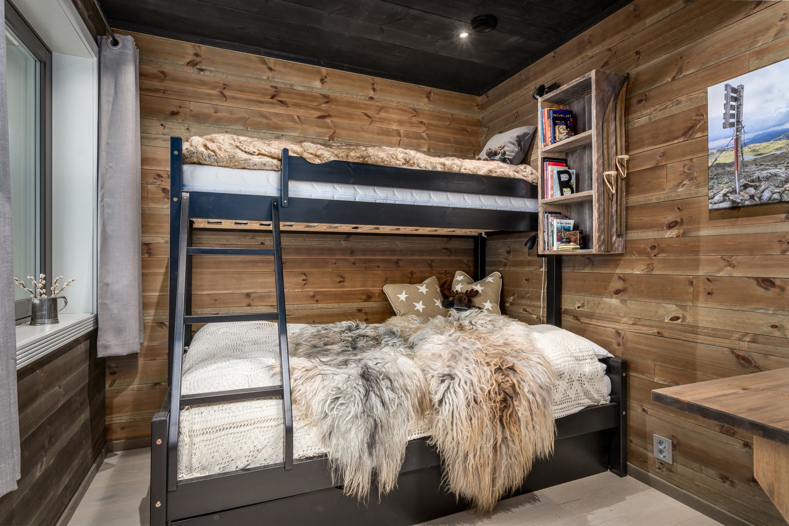 Soverom 2 er innredet med familiekøyeseng og nedfellbart skrivebord. Galleribilde