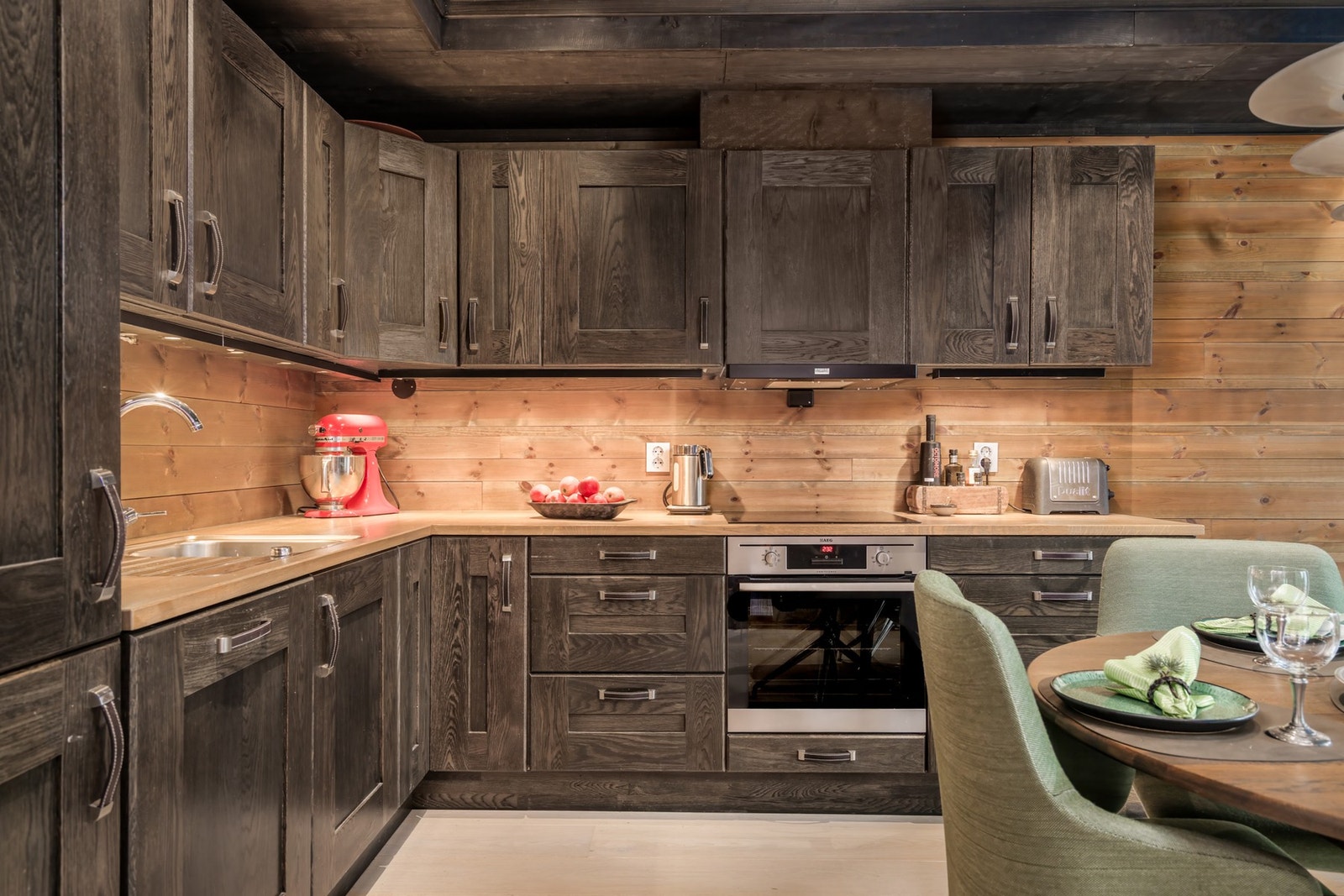 Kjøkken i eik med integrerte hvitevarer. Galleribilde