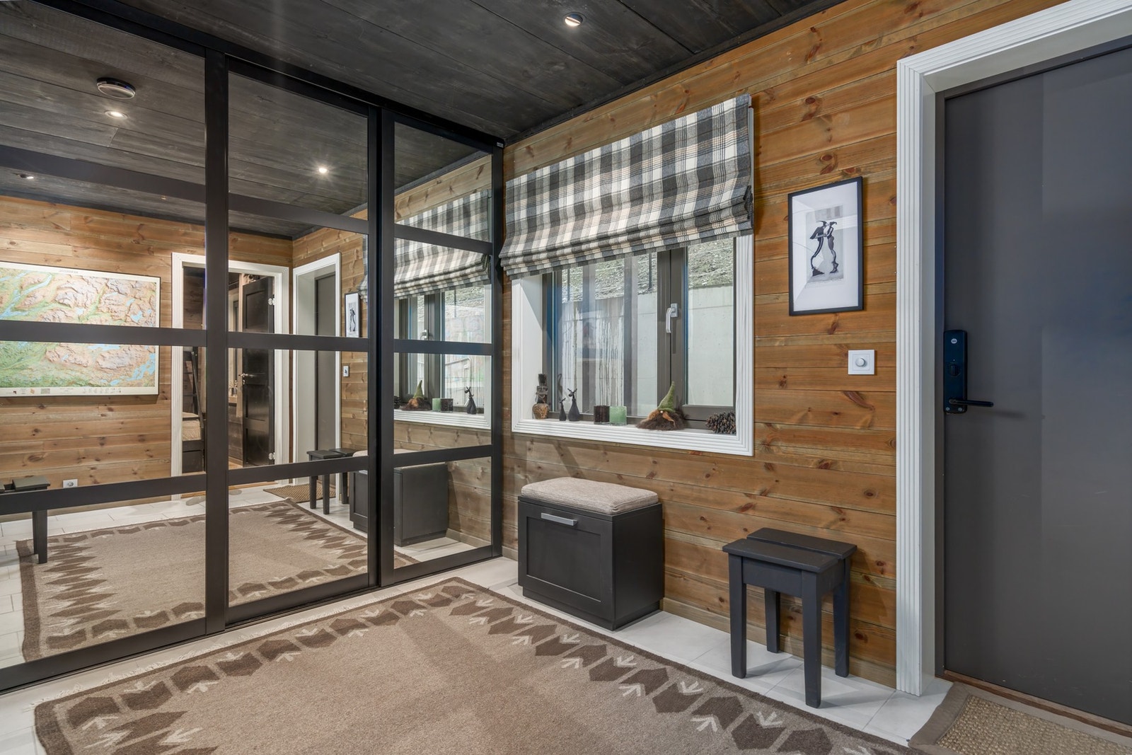 Plassbygget Elfa skyvedørsgarderobe for oppbevaring. Galleribilde