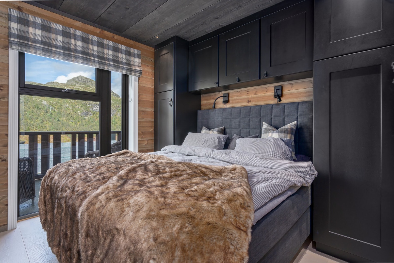 Hovedsoverom med plassbygd garderobe- og skapløsninger. Galleribilde