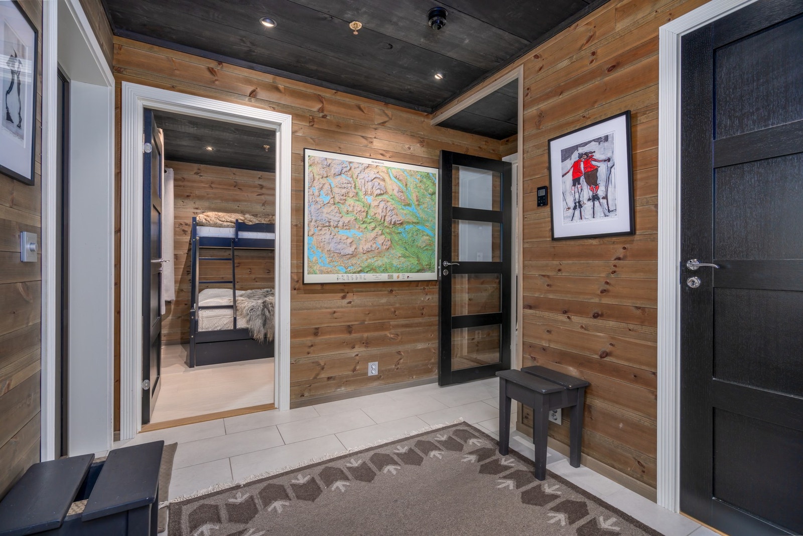 Flislagt gang/entre inn mot gjesterommet. Galleribilde