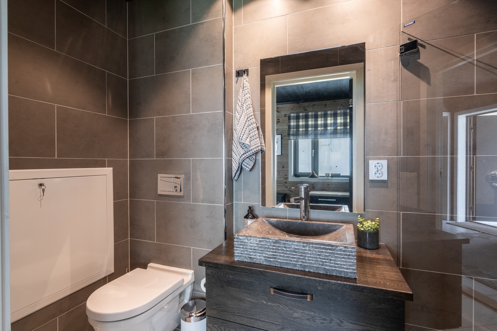 Gjestebad i delikat utførelse, innredning i eik fra Hemsedal møbler og signatur håndvask. Galleribilde