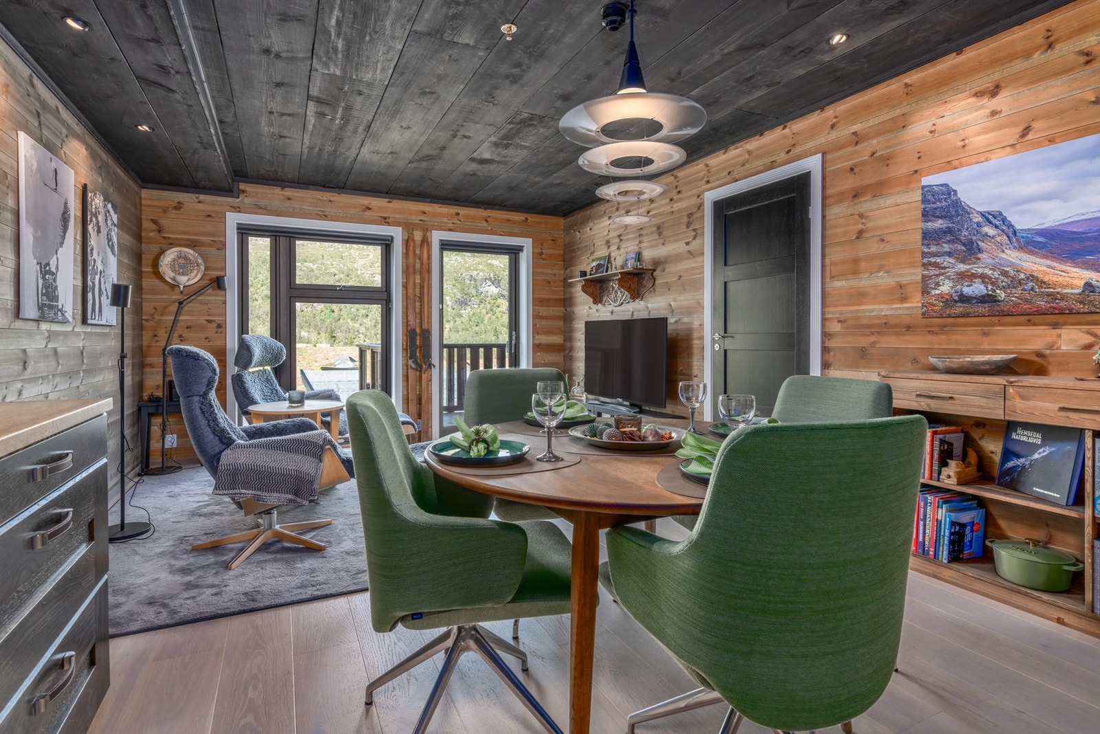 Åpent oppholdsrom med utgang til terrasse. Galleribilde