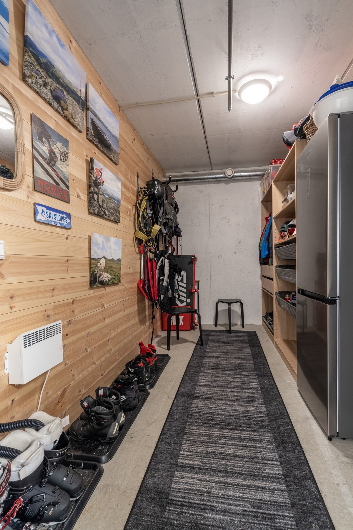 Privat oppvarmet skibod med god skapplass og skioppheng. Her kan man gå rett ut i skibakken. Galleribilde