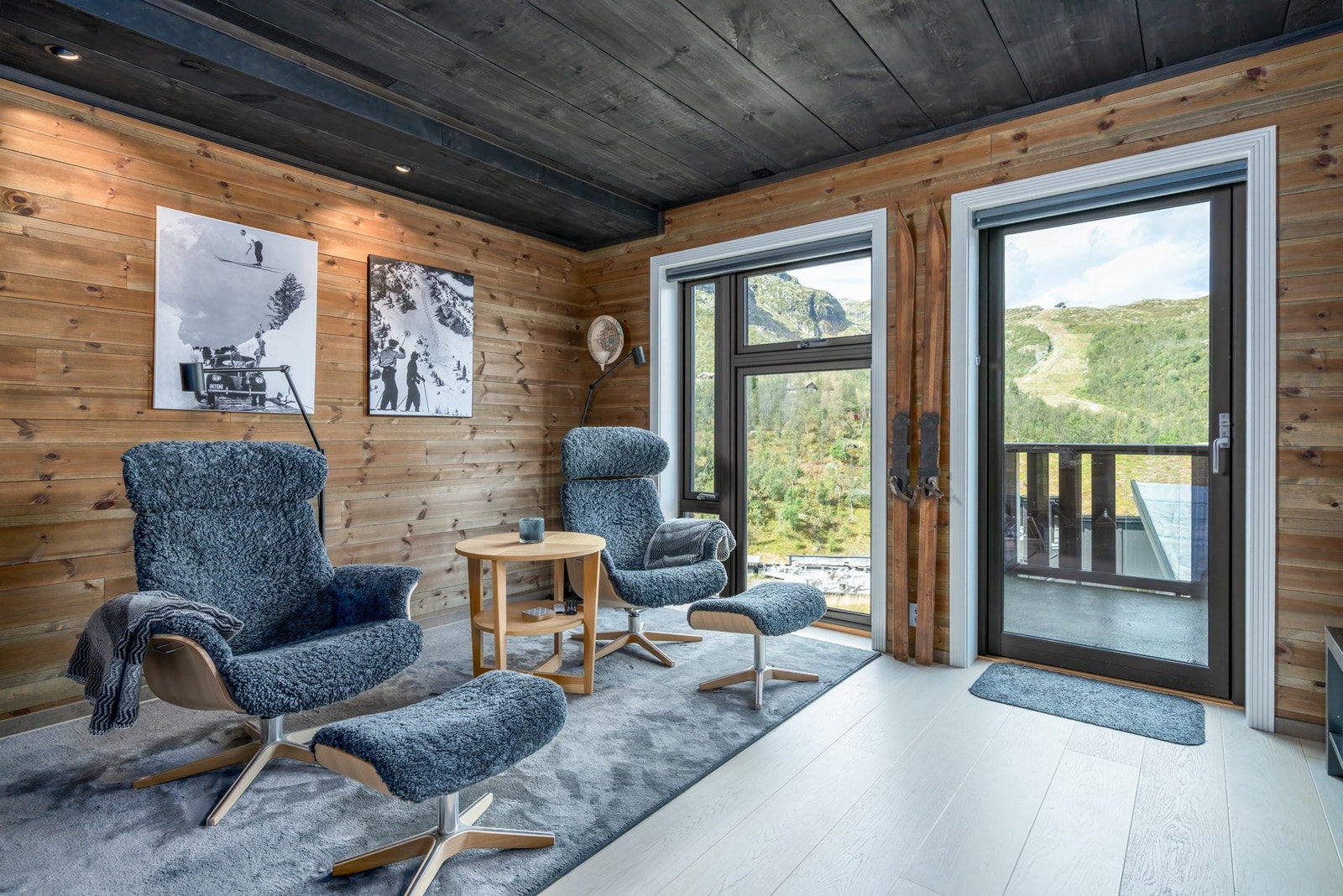 Denne hyggelige og påkostede leiligheten har en romslig stue med flott utsikt og utgang til balkong. Foto interiør: Terje Svendsen Photography Galleribilde