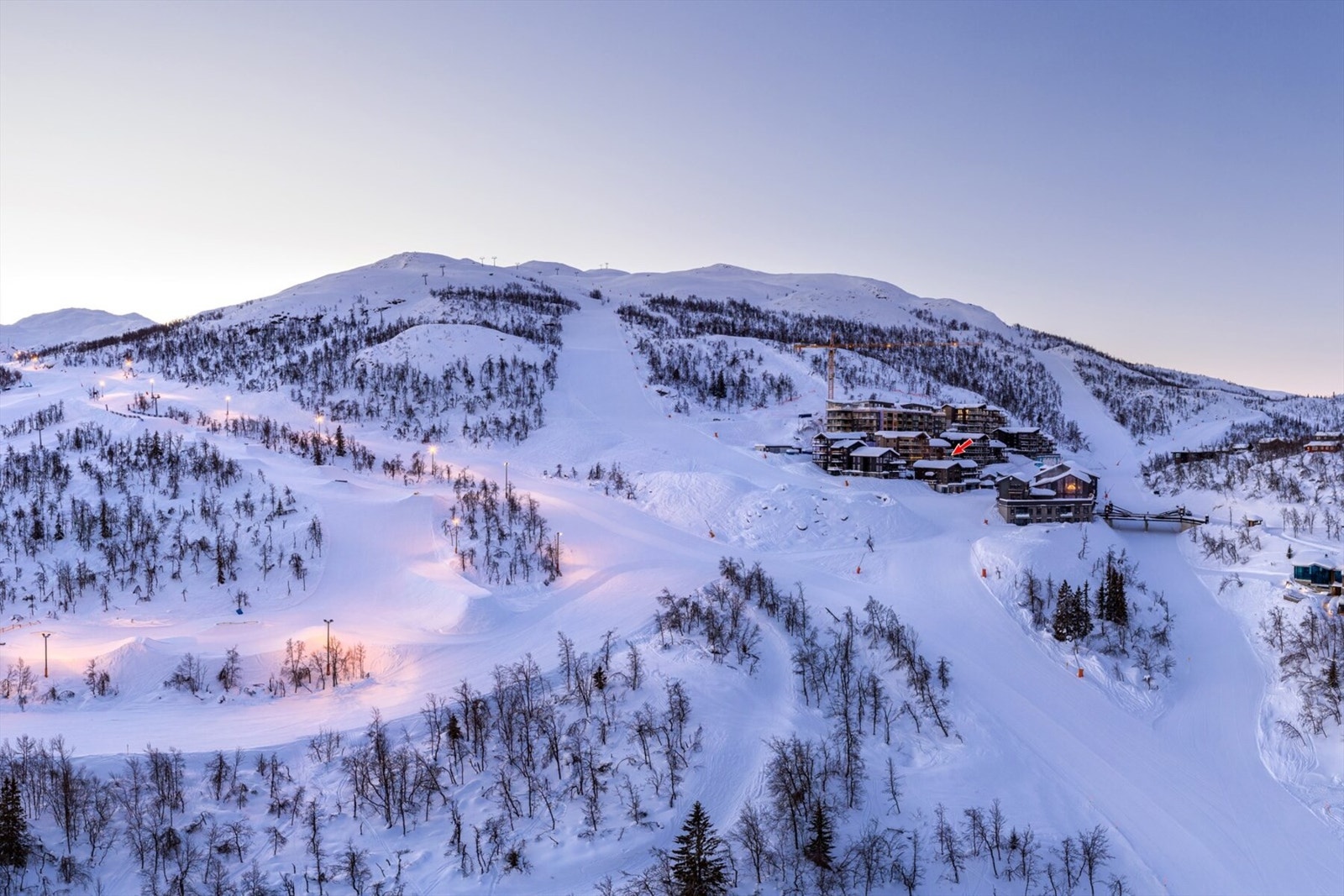 Skigaarden ligger midt i fjelleventyret - et perfekt utgangspunkt for flotte skidager på alpint og langrenn. Galleribilde