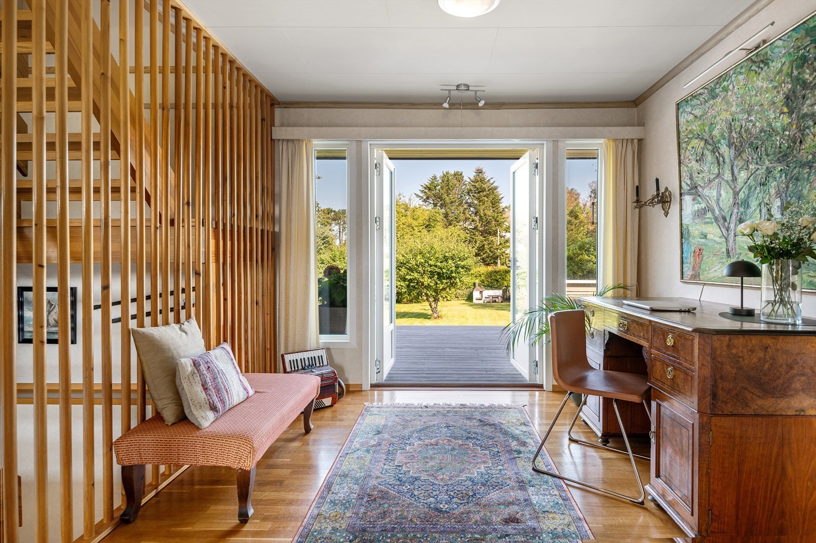 Fra kontoret/spisestuen er det utgang til terrassen utenfor, med ettermiddags og kveldssol. Galleribilde