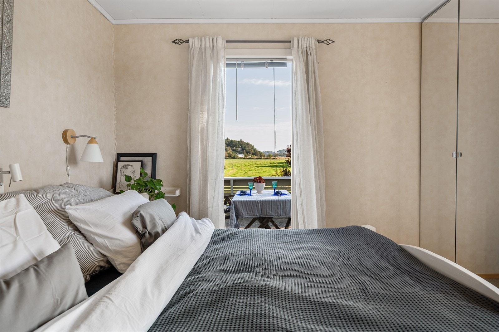 Hovedsoverommet har god plass til dobbeltseng og tilhørende møblement. Galleribilde