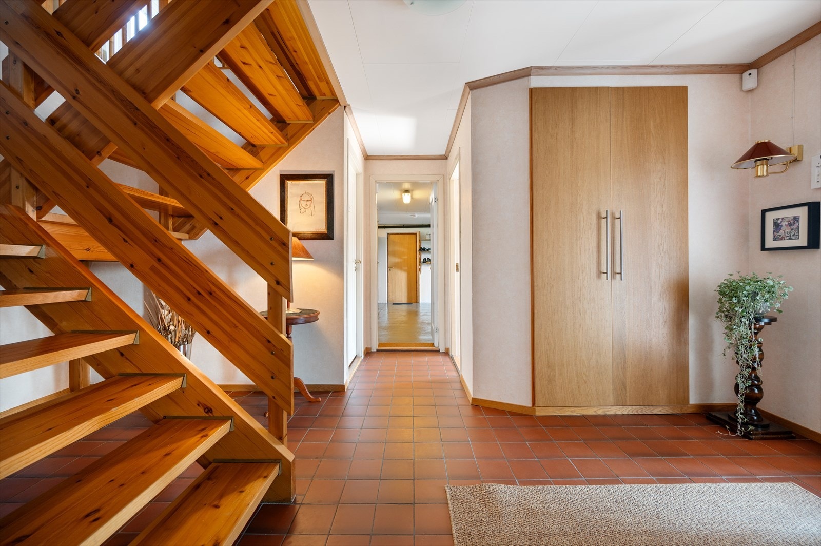 Kjelleretasjen har entré, stue (opprinnelig godkjent som hobbyrom), soverom, toalettrom, badstue, vaskerom, garasje, bod og 2 ganger. Galleribilde