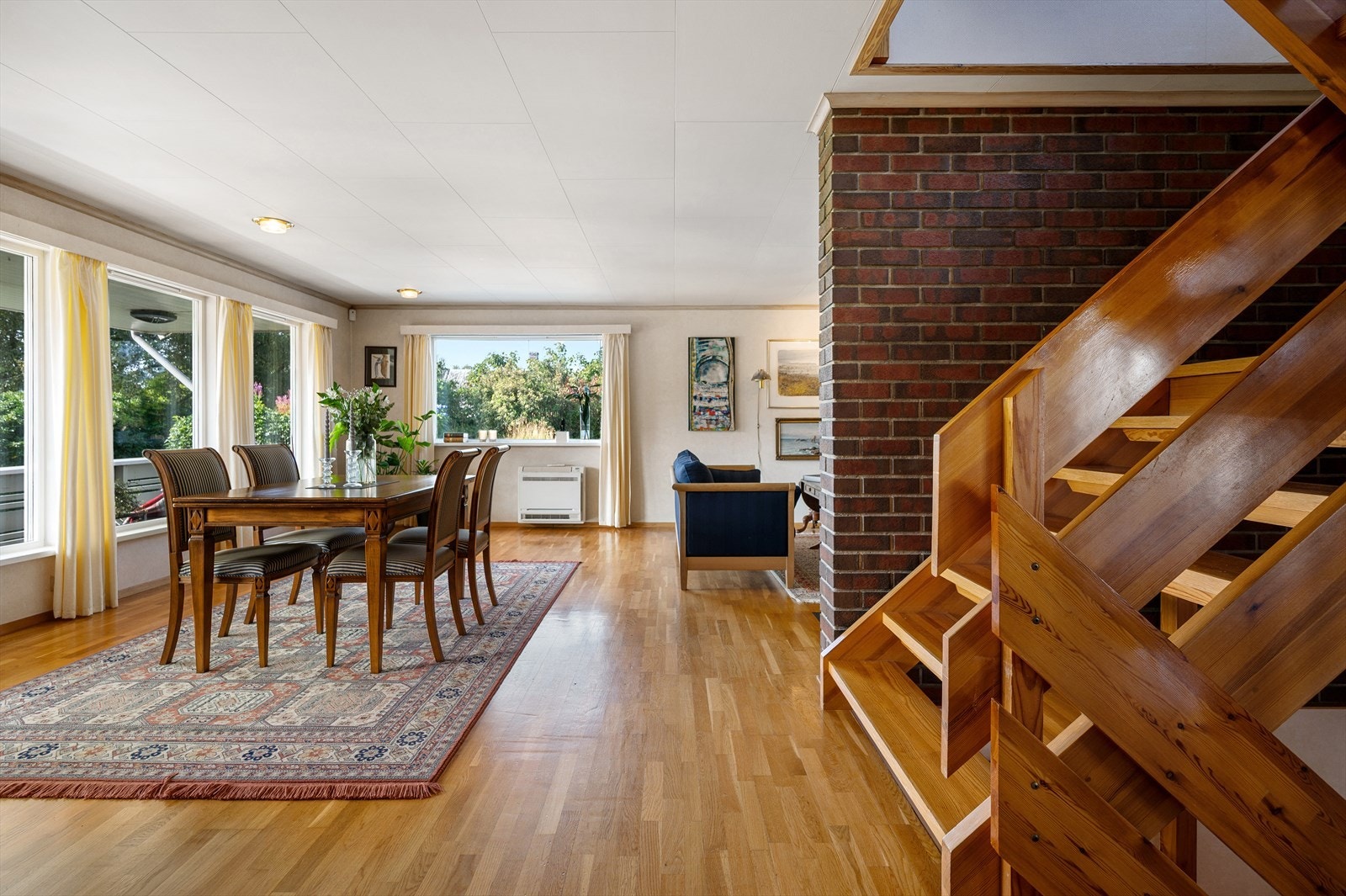 Boligen har en lys og romslig stue med god plass til møblering i flere soner. Galleribilde