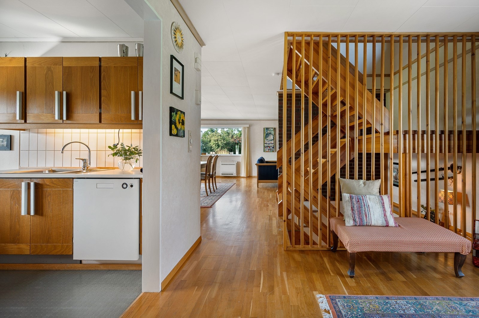 I første etasje ligger det stue, kjøkken, gang, kontor, bad og soverom. Galleribilde