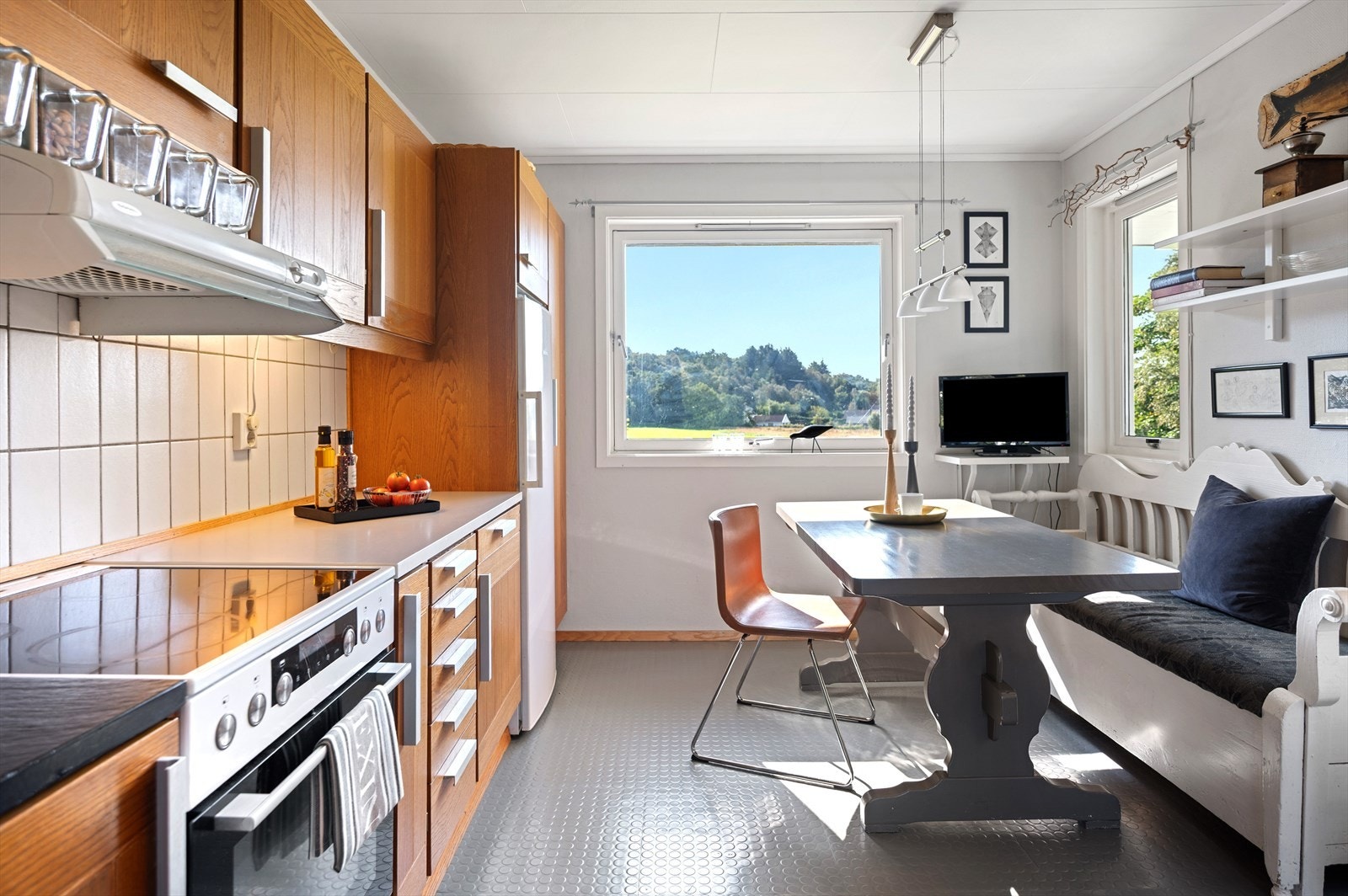 Kjøkkenet er av god størrelse, og har plass til spisebord. Galleribilde