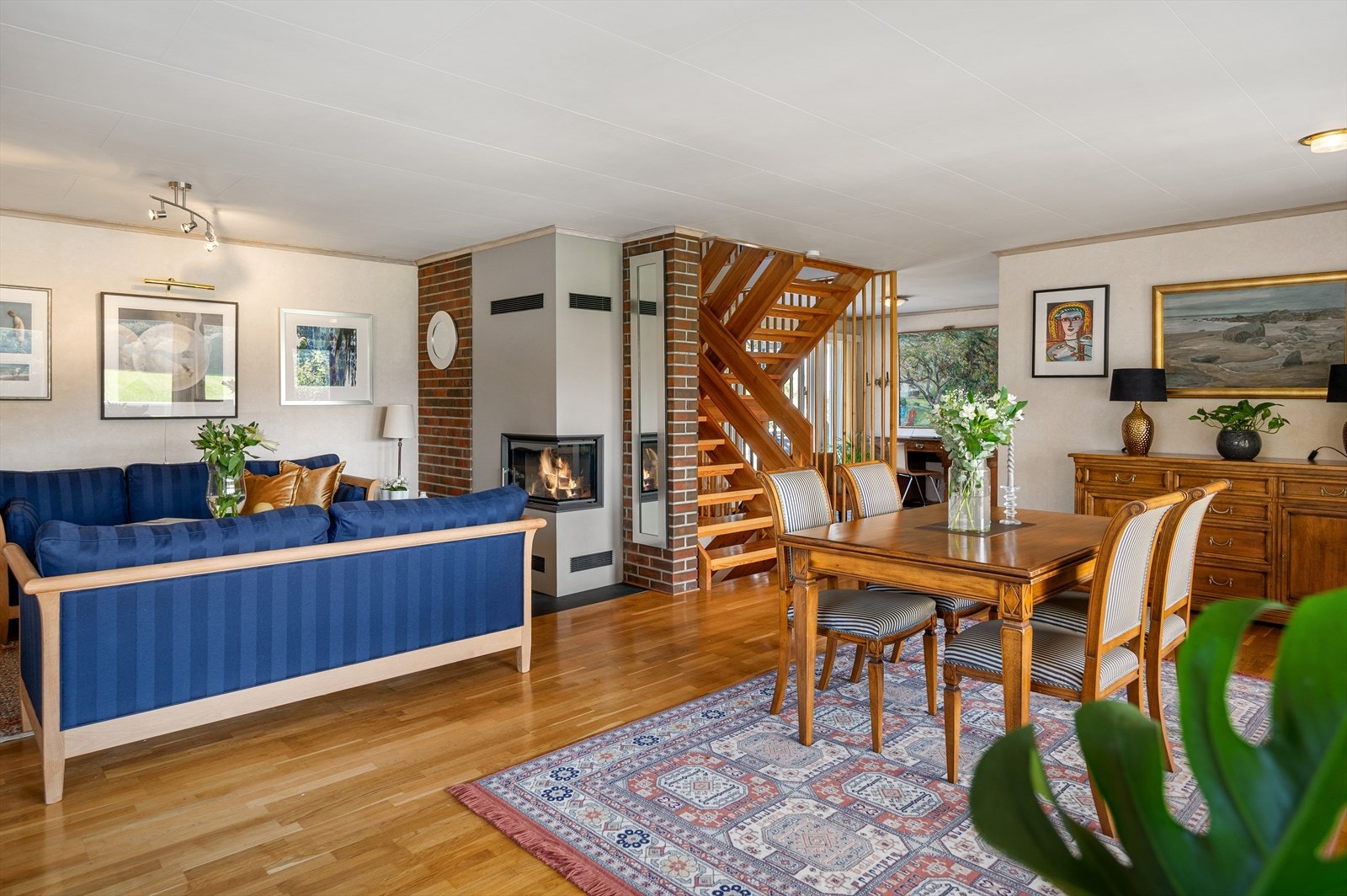 Det er montert et moderne ildsted som sørger for lun varme og knitrende god stemning på kalde dager. Galleribilde