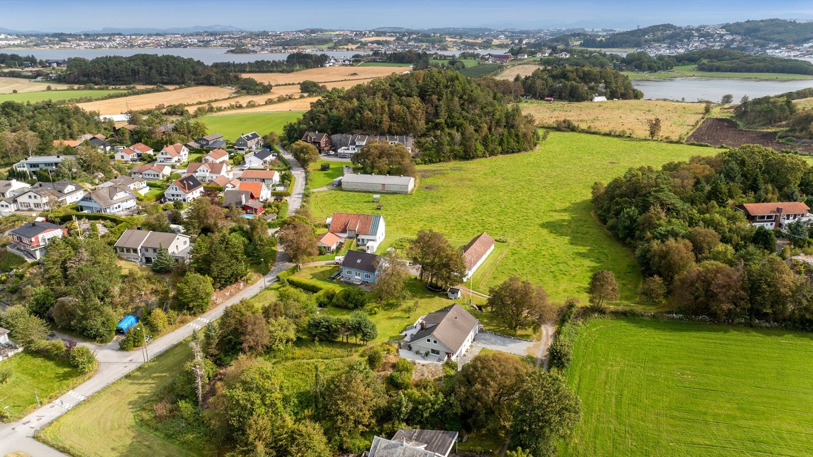 Boligen ligger rett ved populær turvei mot Hagavågen. Galleribilde