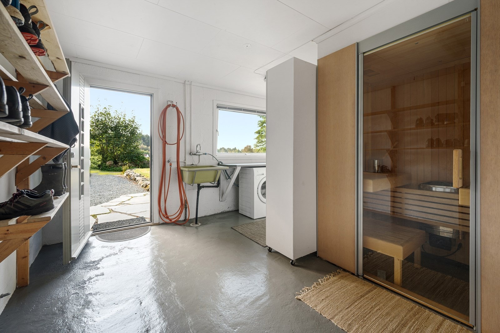 Det er vaskerom med egen inngang. Det er innredet badstue i ettertid, det er i utgangspunktet ikke en søknadspliktig endring. Galleribilde