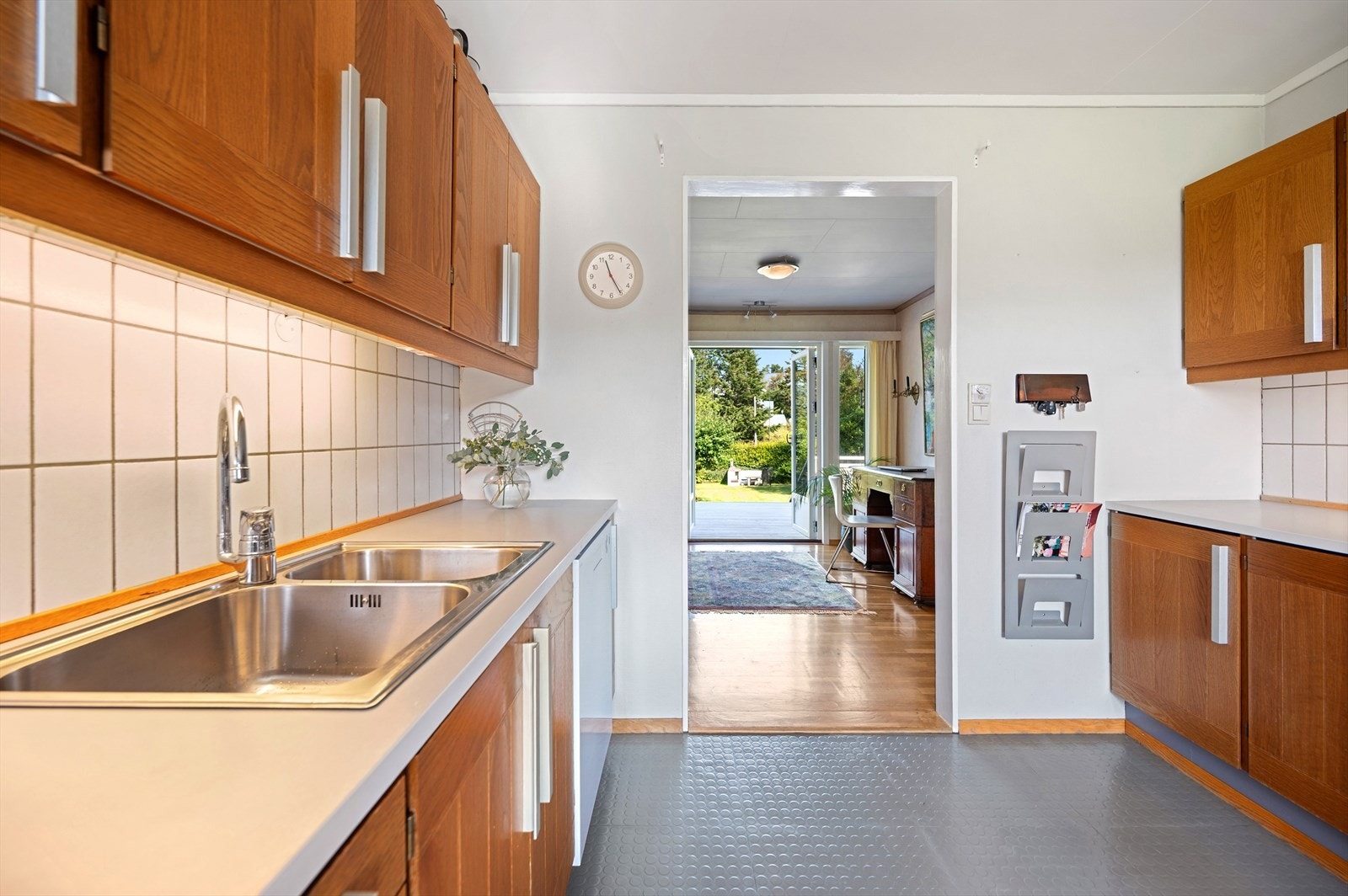 Ventilator med avtrekk ut sørger for god luftkvalitet under matlaging. Frittstående hvitevarer som kjøleskap, oppvaskmaskin og komfyr. Galleribilde