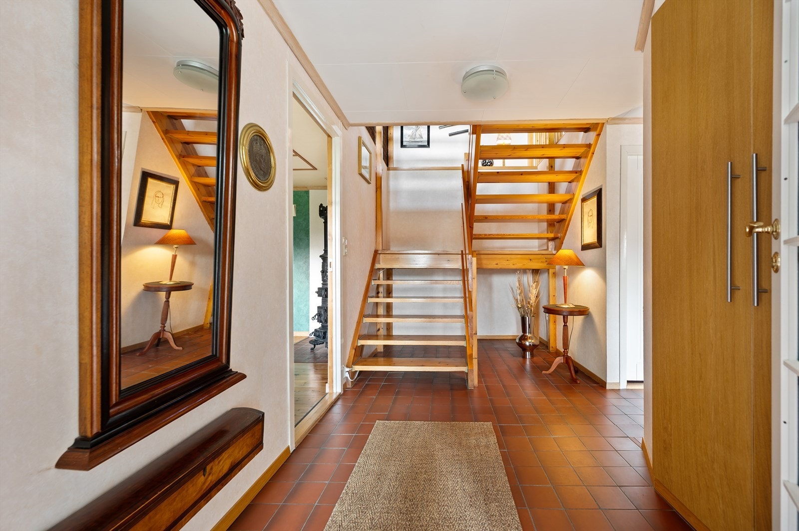 I gangen er det fliser på gulvet og gode oppbevaringsmuligheter til yttertøy. Galleribilde