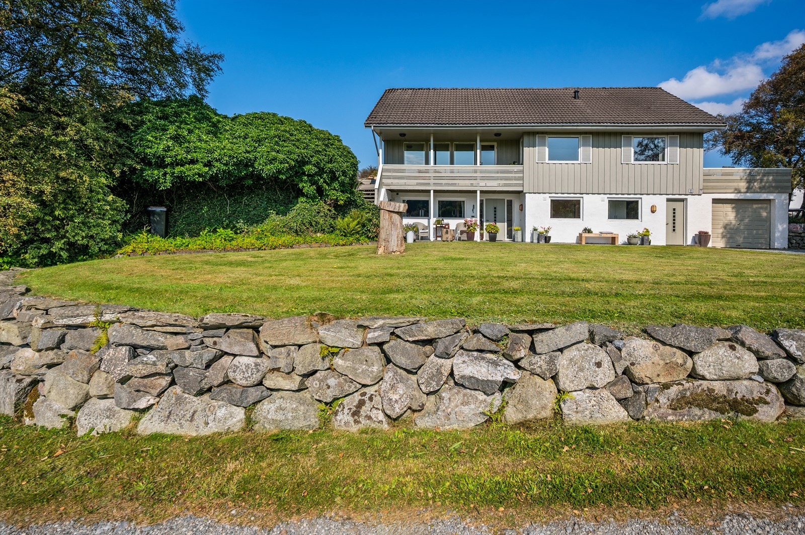 Eiendommen er pent opparbeidet med murer, trapper, beplantning og fine uteplasser. Galleribilde