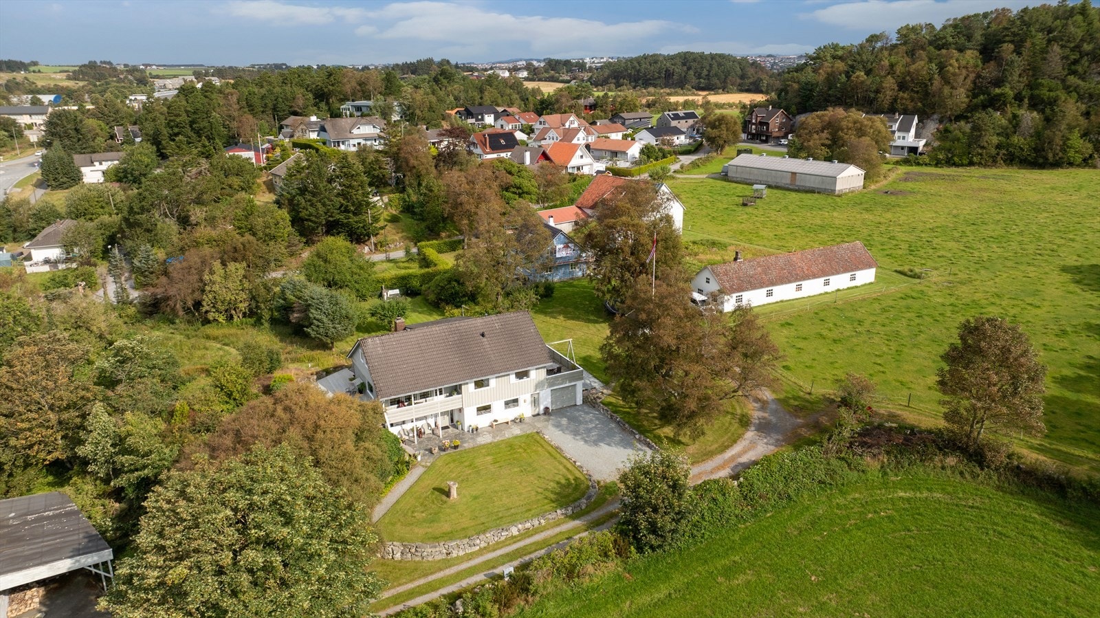 Omkringliggende landbruksmark er regulert til boligformål. Galleribilde