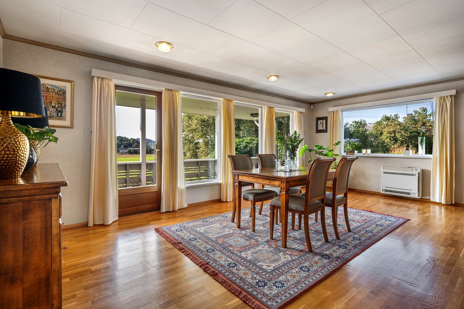 Godt lysinnslipp gjennom generøse vindusflater. Galleribilde