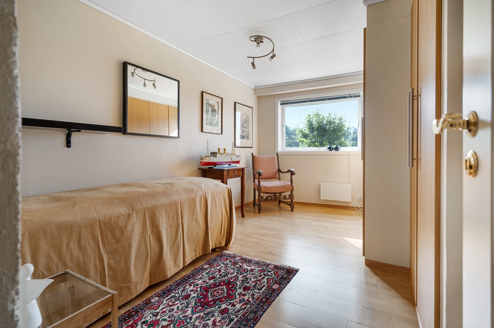 Soverom underetasje. Galleribilde